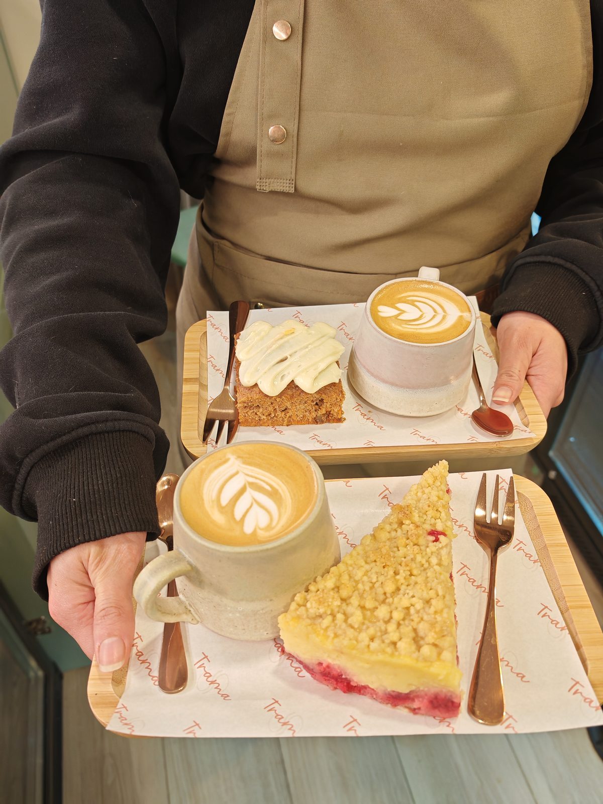 Lattes, carrot cake y kuchen servidos en Trama Café