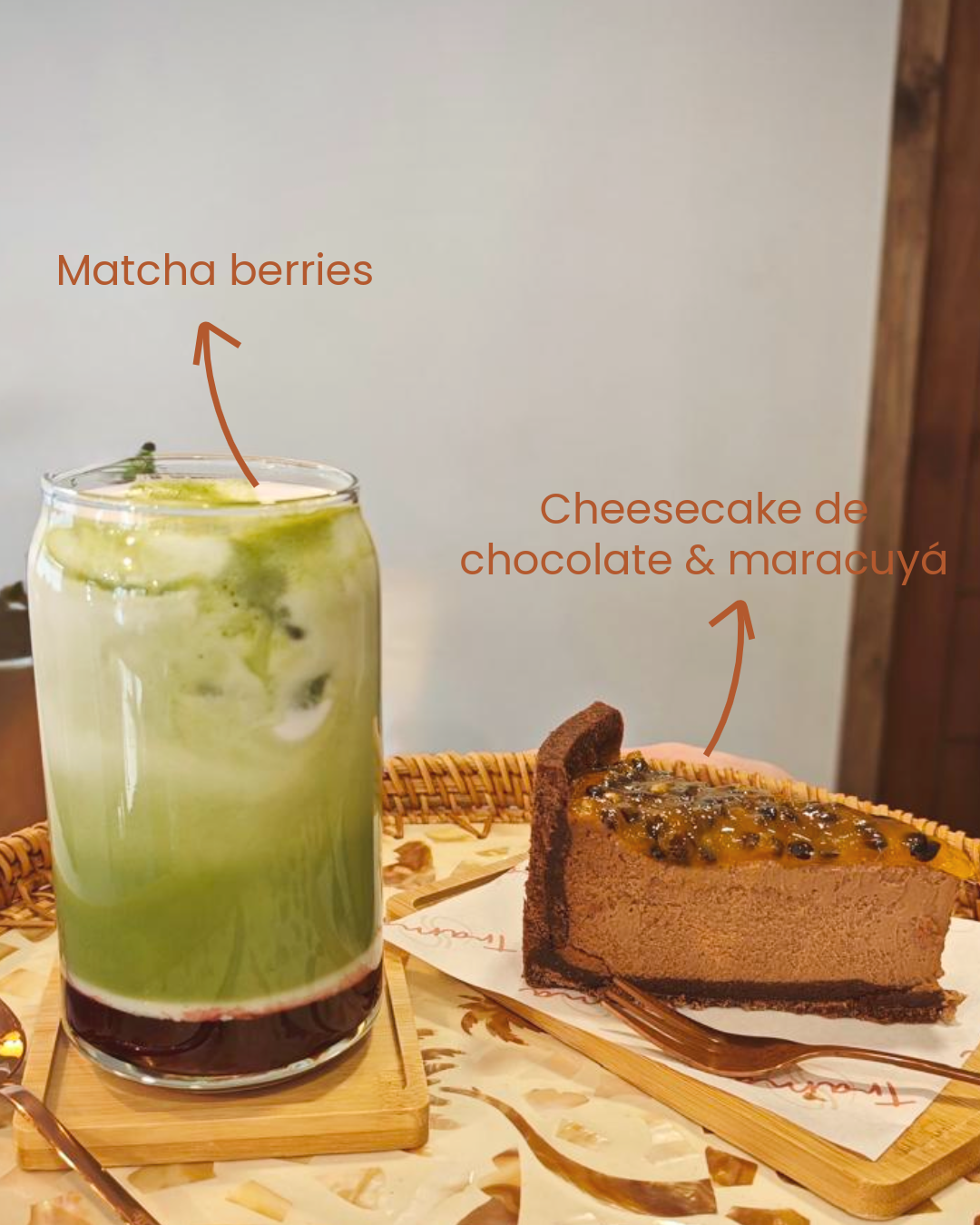 Matcha berries y cheesecake en Trama Café