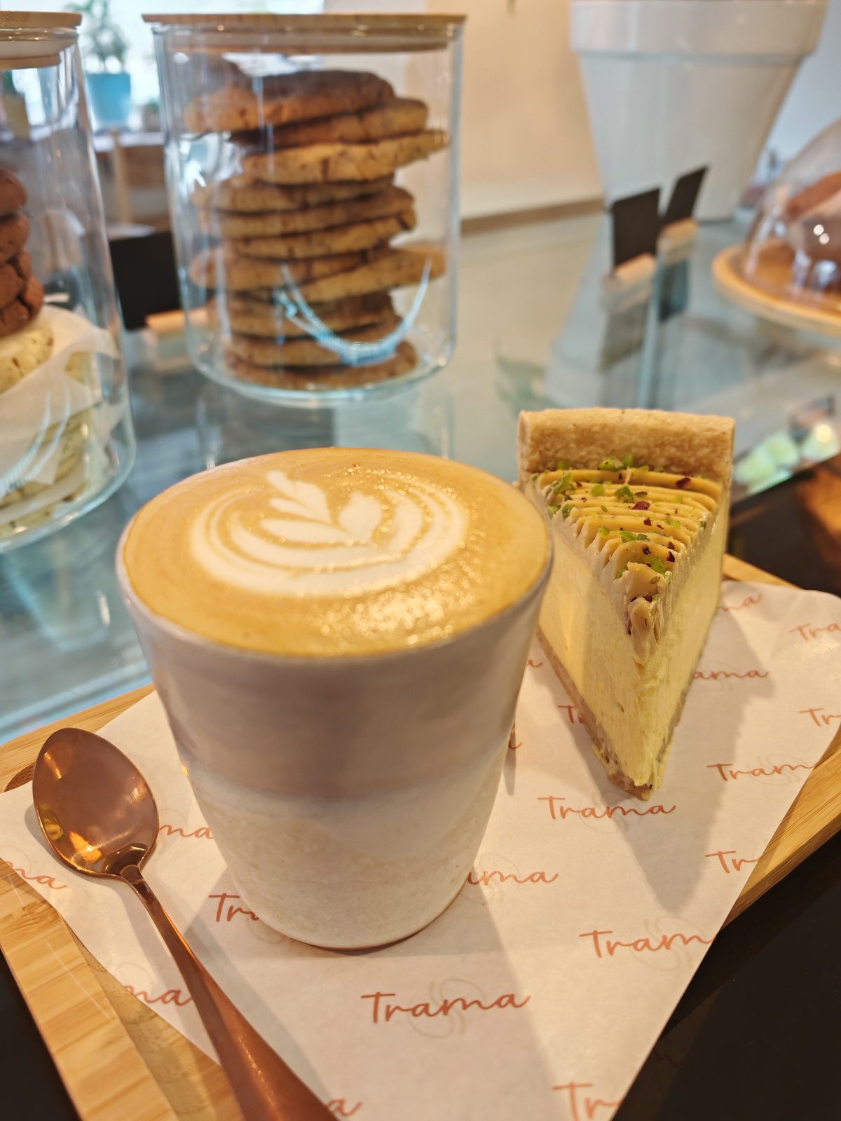 Latte art y cheesecake en Trama Café