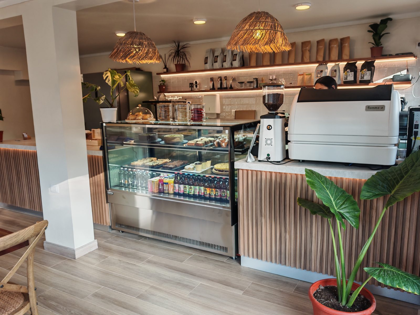 Barra y vitrina de Trama Café en Ñuñoa