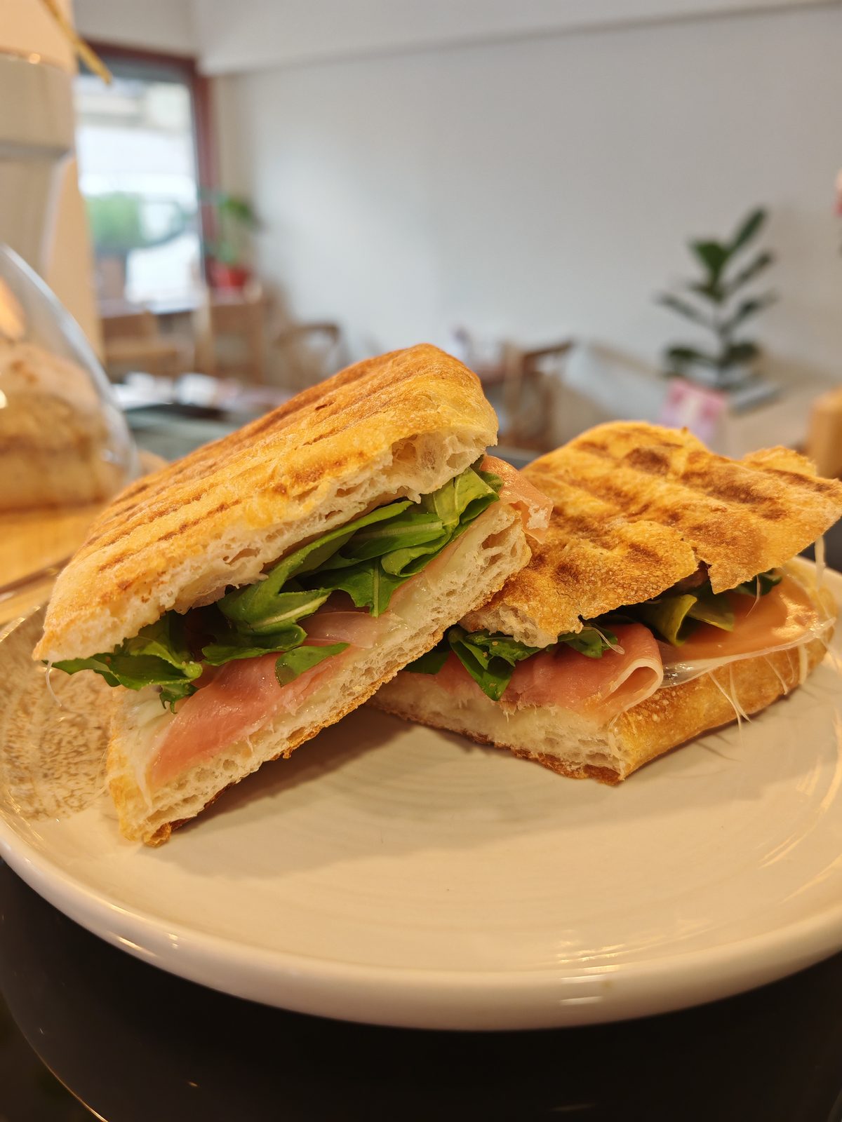 Panini serrano de masa madre en Trama Café