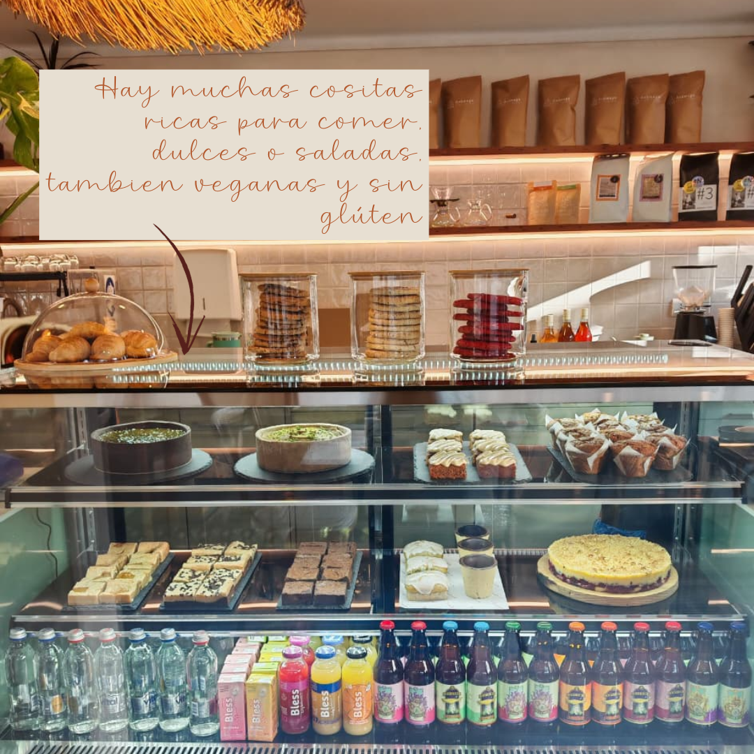 Vitrina de pasteles y bebidas en Trama Café